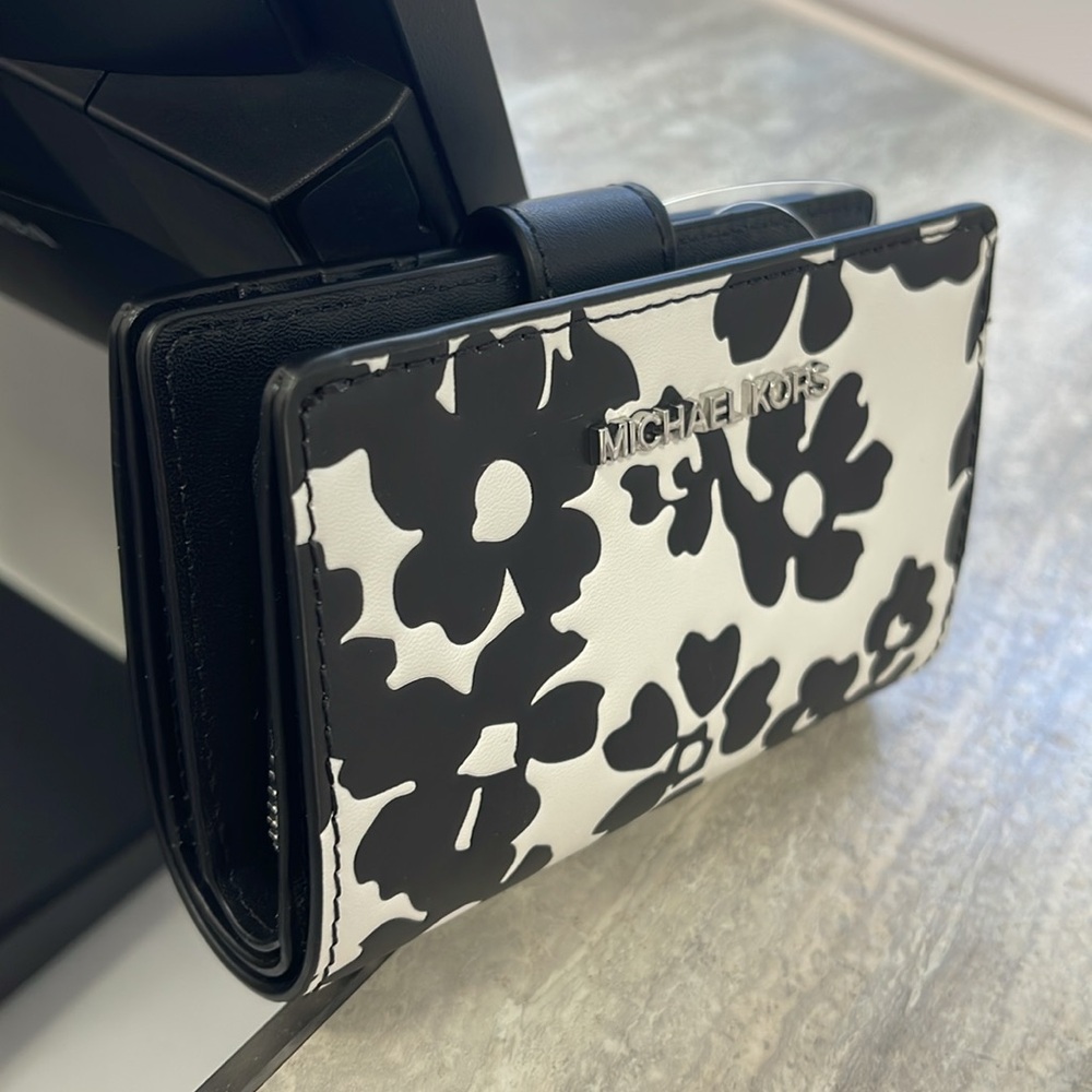 Michael Kors Jet Set Medium Floral Print Bi-Fold Wallet
Black 
NWT - Picture 2 of 16